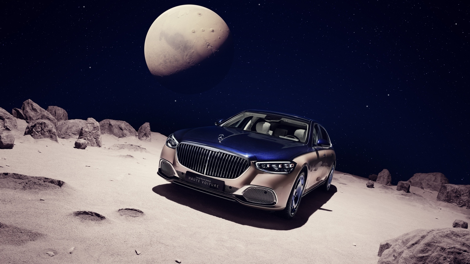 Автомобиль Mercedes-Maybach Haute Voiture на фоне луны