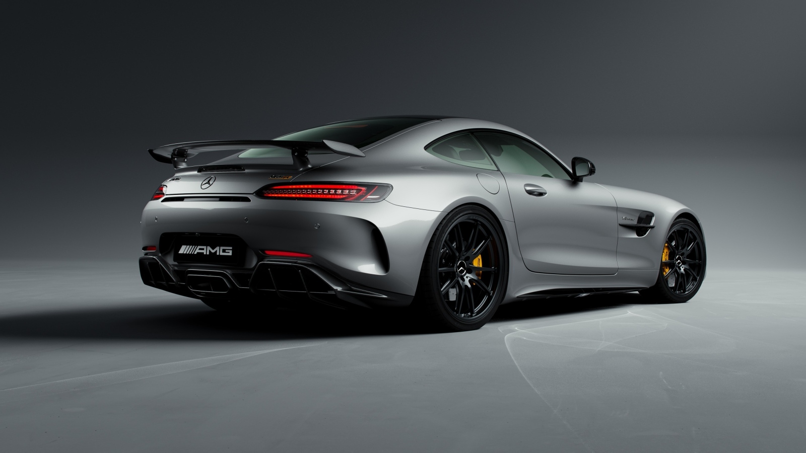 Вид сзади на автомобиль Mercedes-AMG GT R