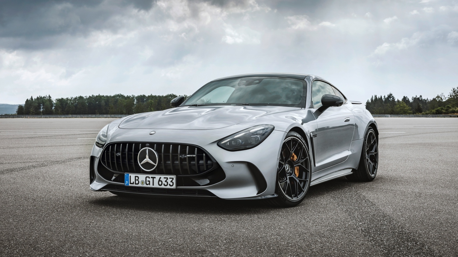 Серебристый автомобиль Mercedes-AMG GT 63 4MATIC+ 2023