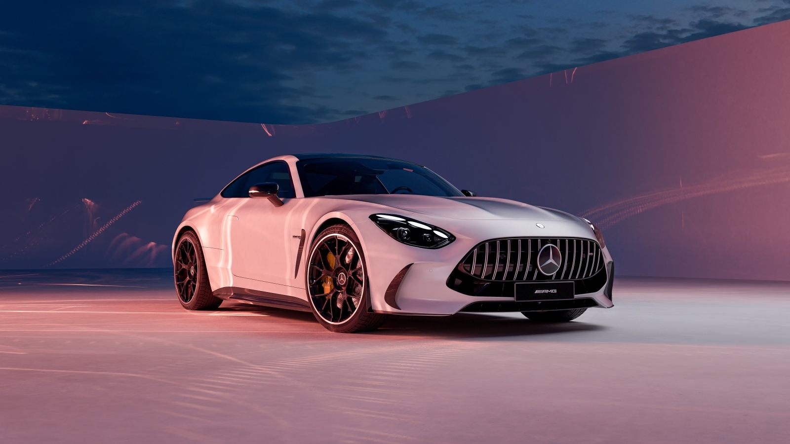 Серебристый автомобиль Mercedes AMG GT 2024 года