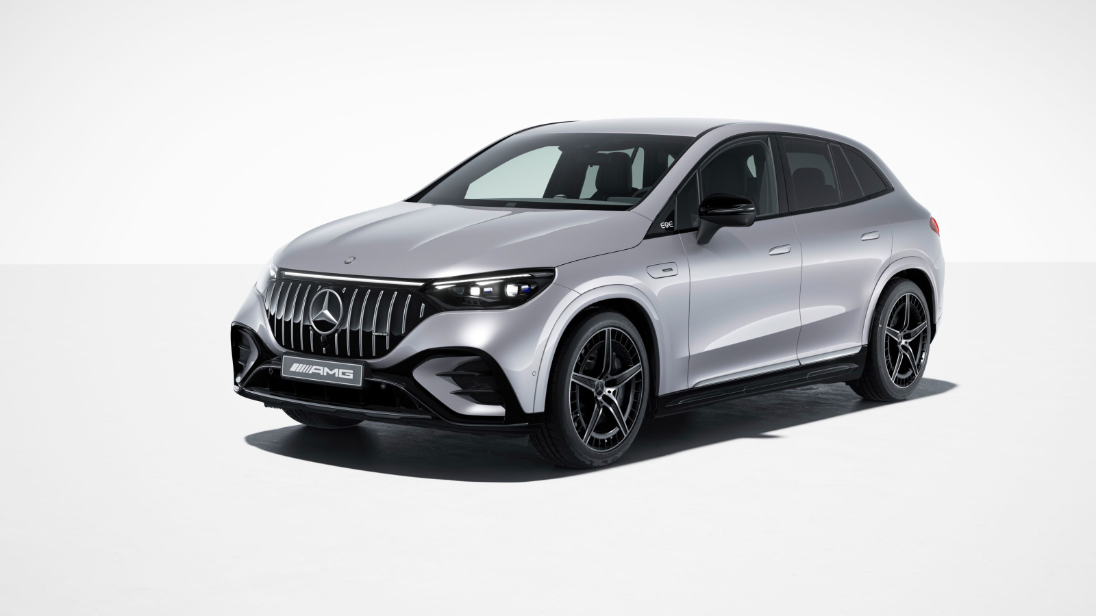Серебристый внедорожник Mercedes-AMG EQE 43 4MATIC на белом фоне