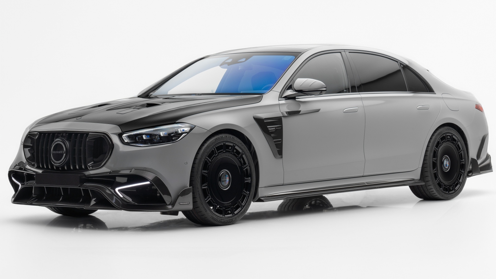 Серебристый автомобиль Mansory Mercedes-AMG S 63 E Performance 2023 года