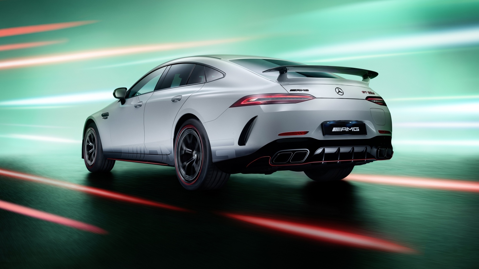 Серебристый автомобиль Mercedes-AMG GT 63 S E Performance  вид сзади