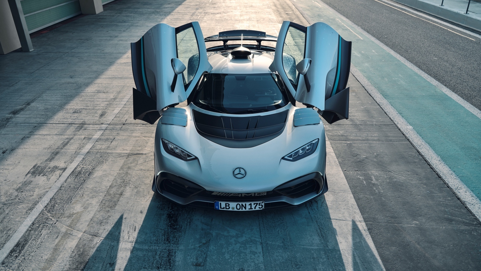Вид на автомобиль Mercedes-AMG ONE