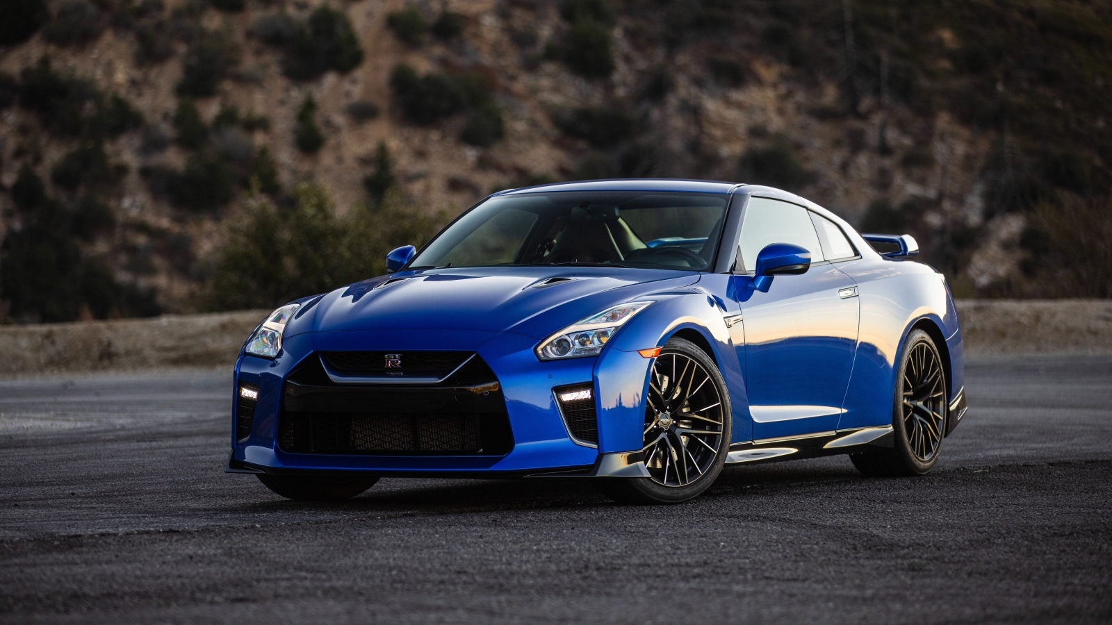 Синий автомобиль Nissan GT-R Premium