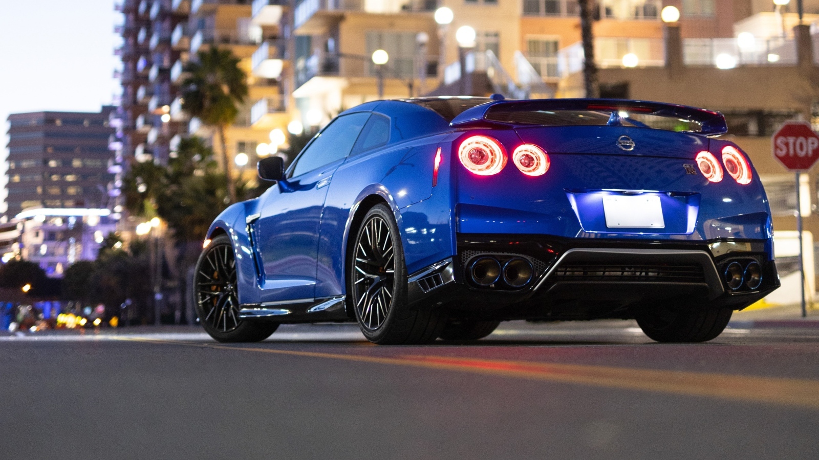 Вид сзади на автомобиль Nissan GT-R Premium