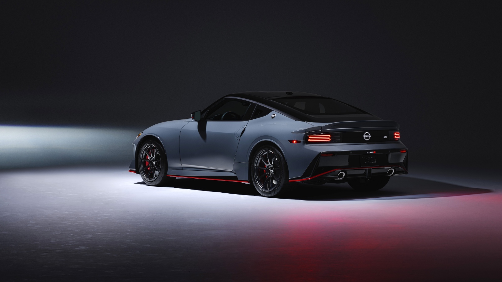 Вид сзади на автомобиль Nissan Z Nismo 2024 года