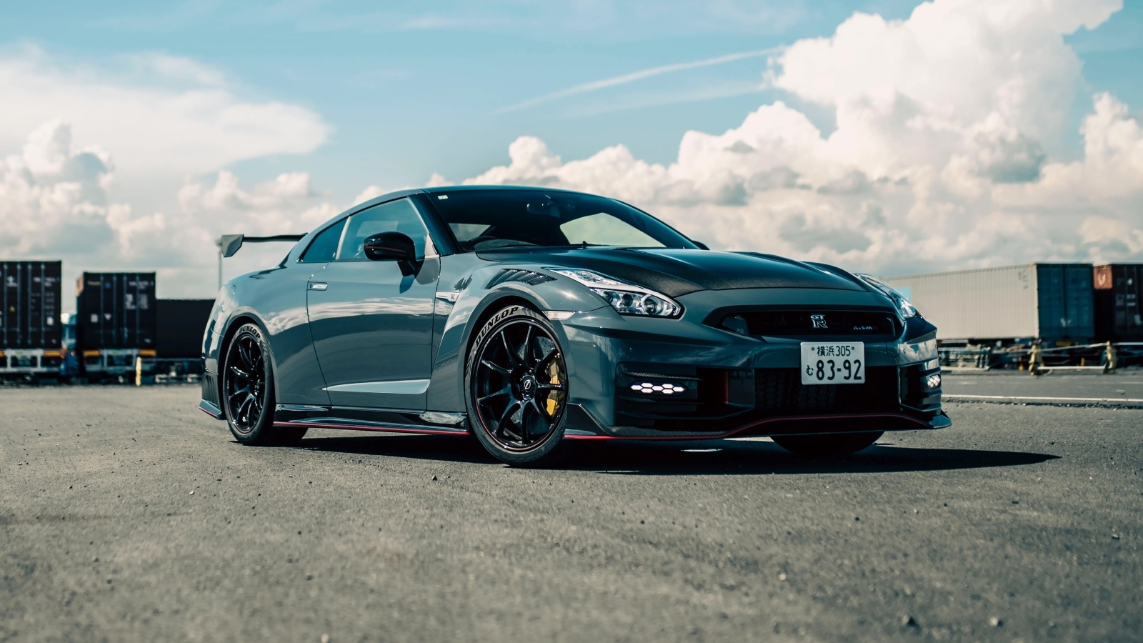 Стильный автомобиль Nissan GT-R Nismo  вид спереди