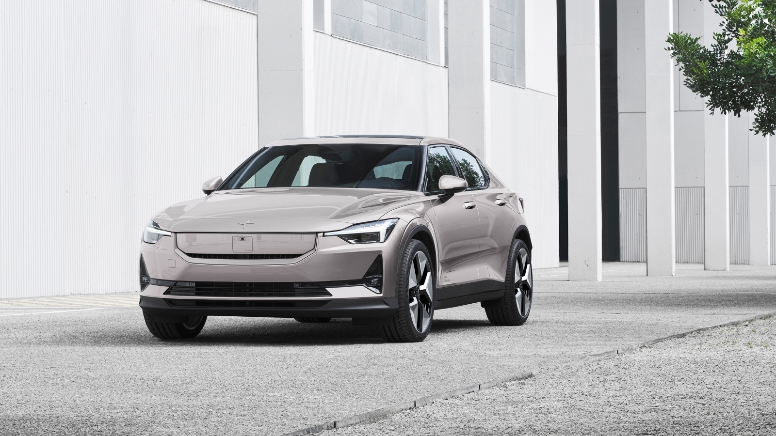 Автомобиль Polestar 2 2023 года у здания
