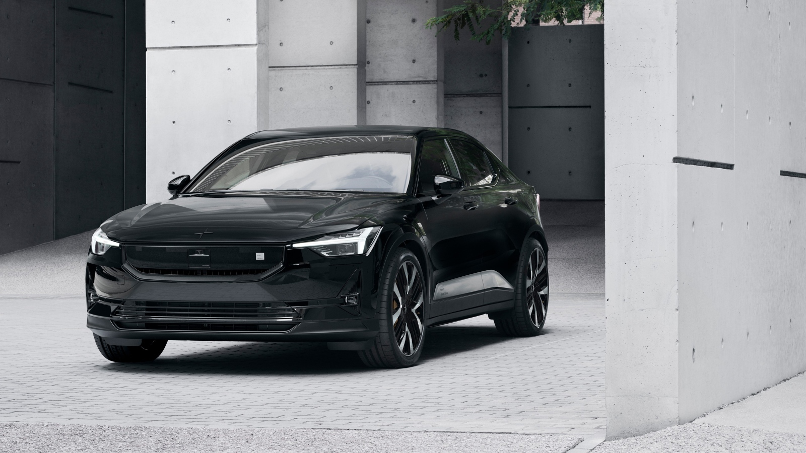 Автомобиль Polestar 2 2023  года черного цвета