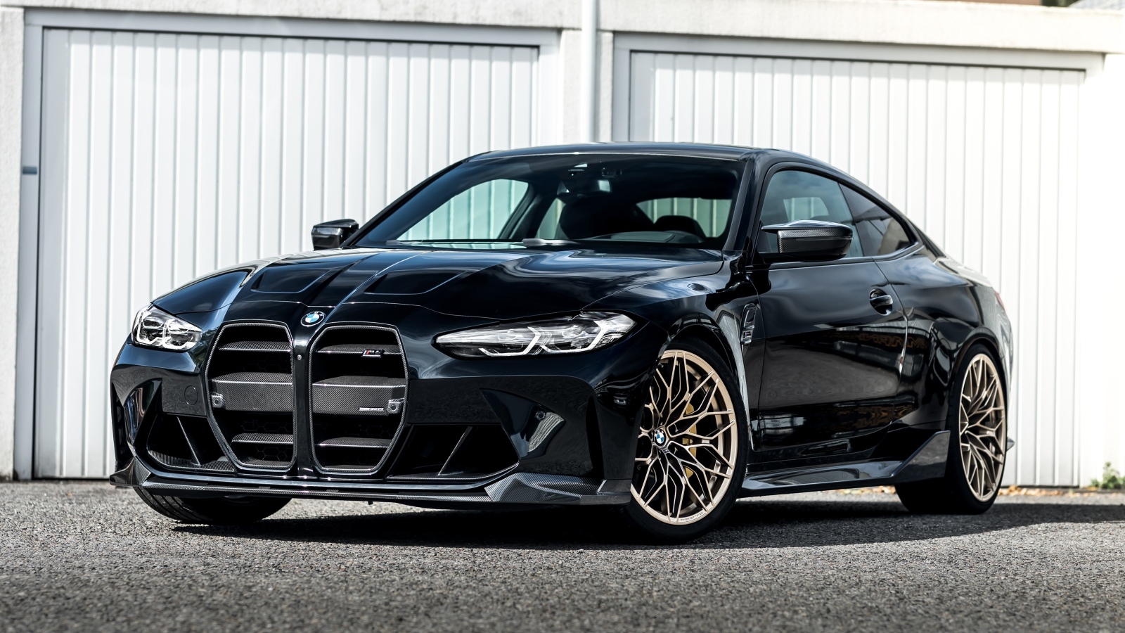 Черный автомобиль Manhart MH4 600