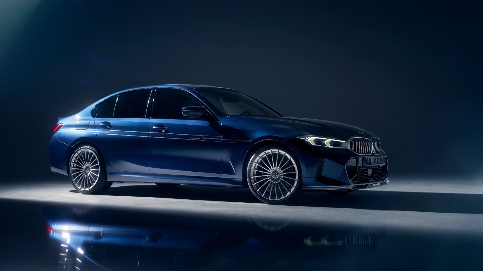 Синий автомобиль Alpina B3 Limousine 2022