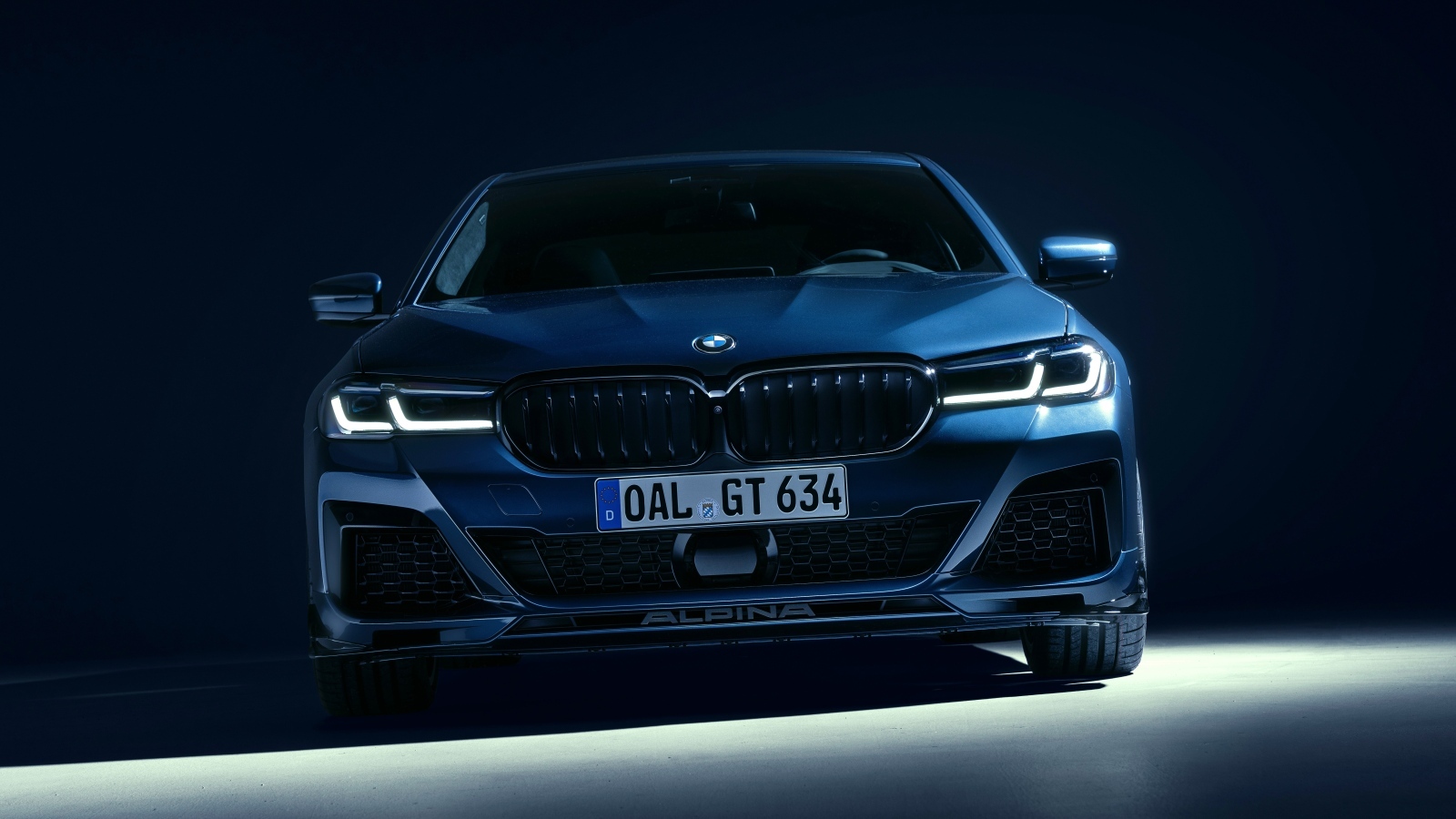 Синий автомобиль Alpina B5 GT 2023 вид спереди