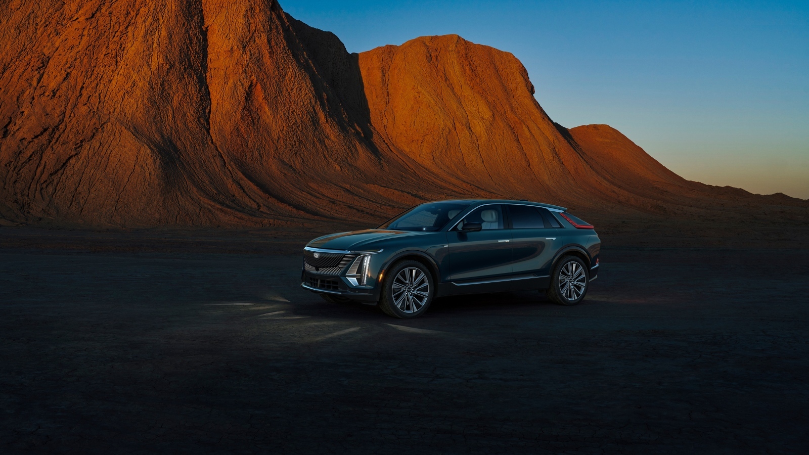 Автомобиль Cadillac Lyriq Tech 2023  в горах