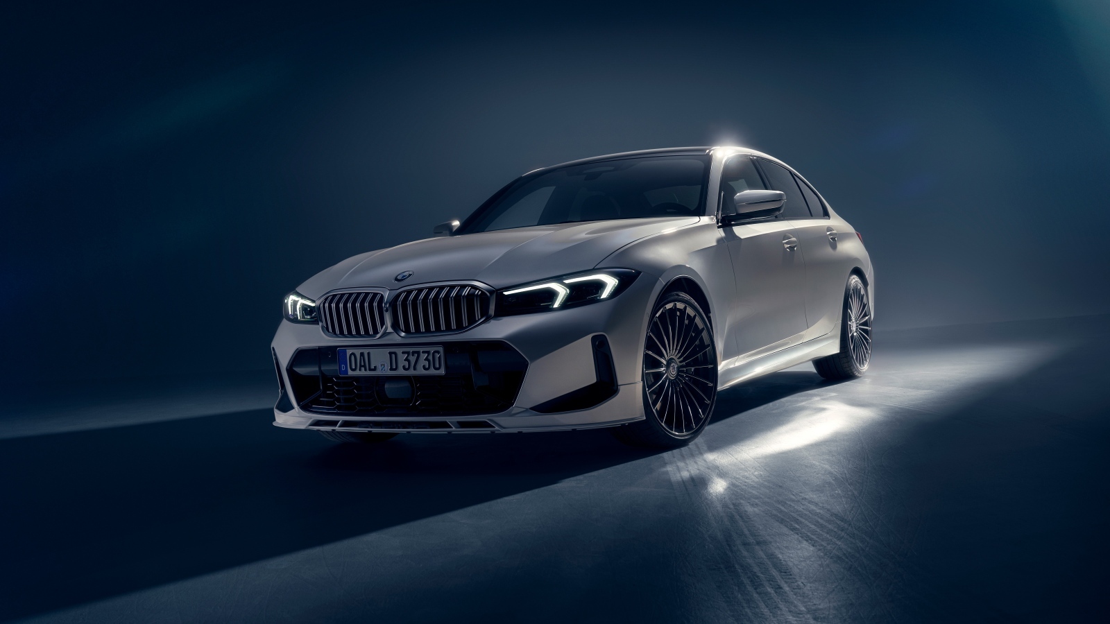 Серебристый автомобиль Alpina D3 S Limousine 2022