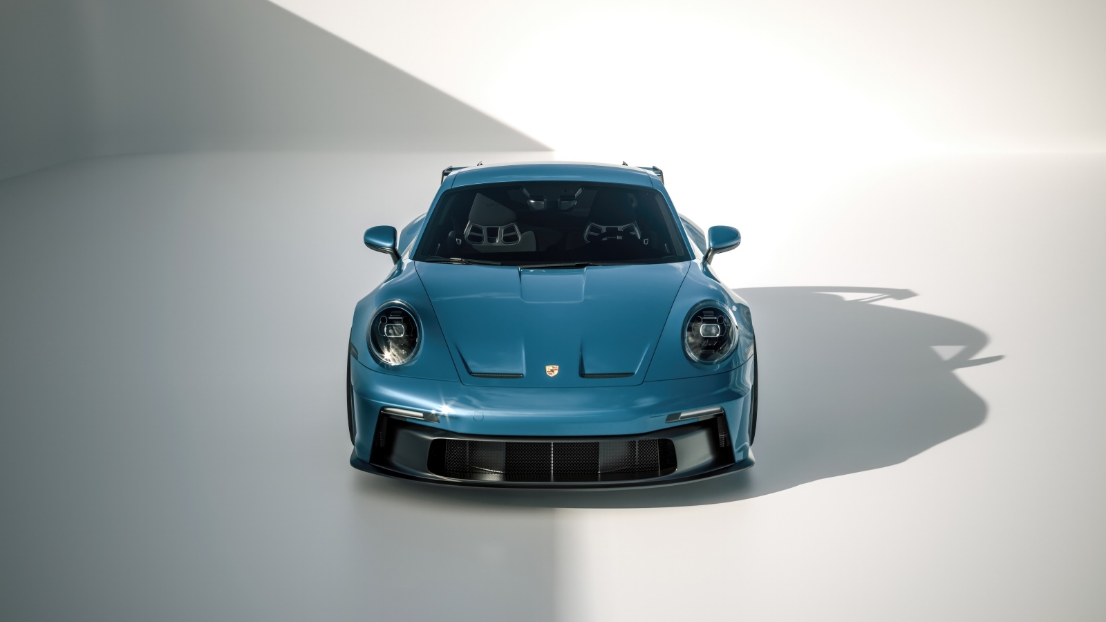 Синий автомобиль Porsche 918 вид спереди на сером фоне