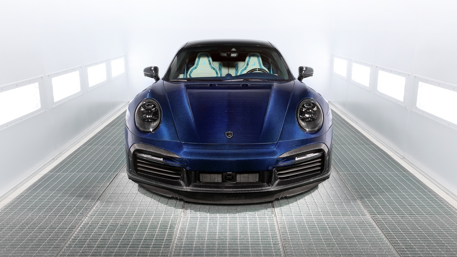 Синий автомобиль  Porsche 911 Turbo S Stinger GTR вид спереди