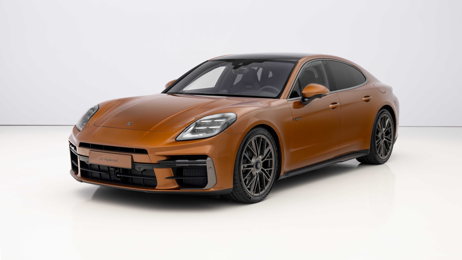 Коричневый автомобиль Porsche Panamera Turbo E-Hybrid 2024 года
