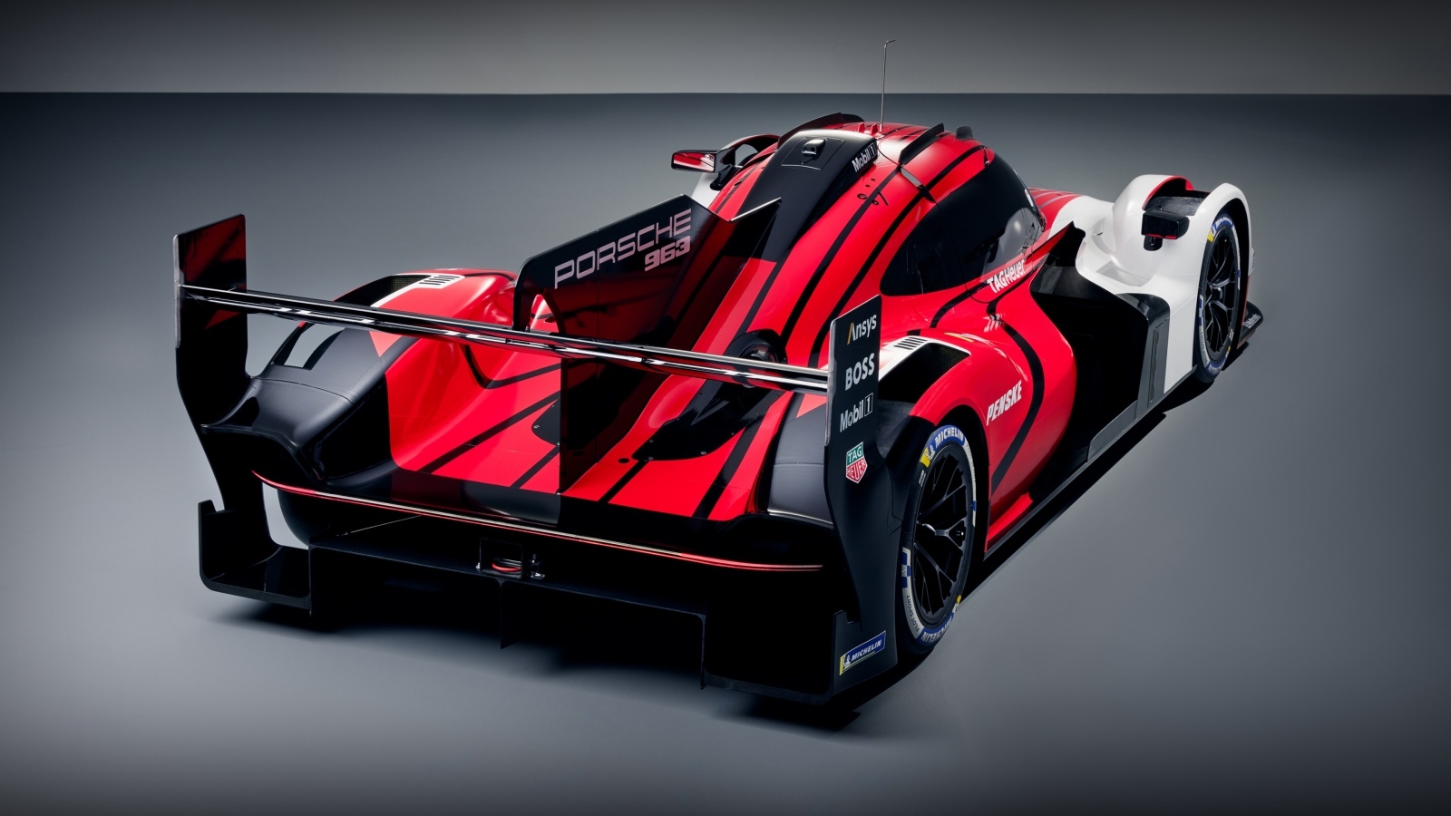 Быстрый гоночный автомобиль Porsche 963 Prototype