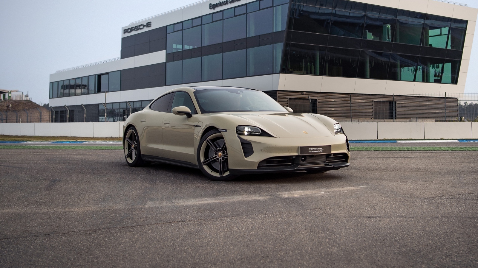 Автомобиль Porsche Taycan GTS у здания