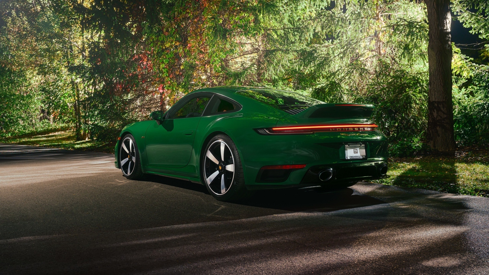 Вид сзади на зеленый автомобиль Porsche 911 Sport Classic 2023 года