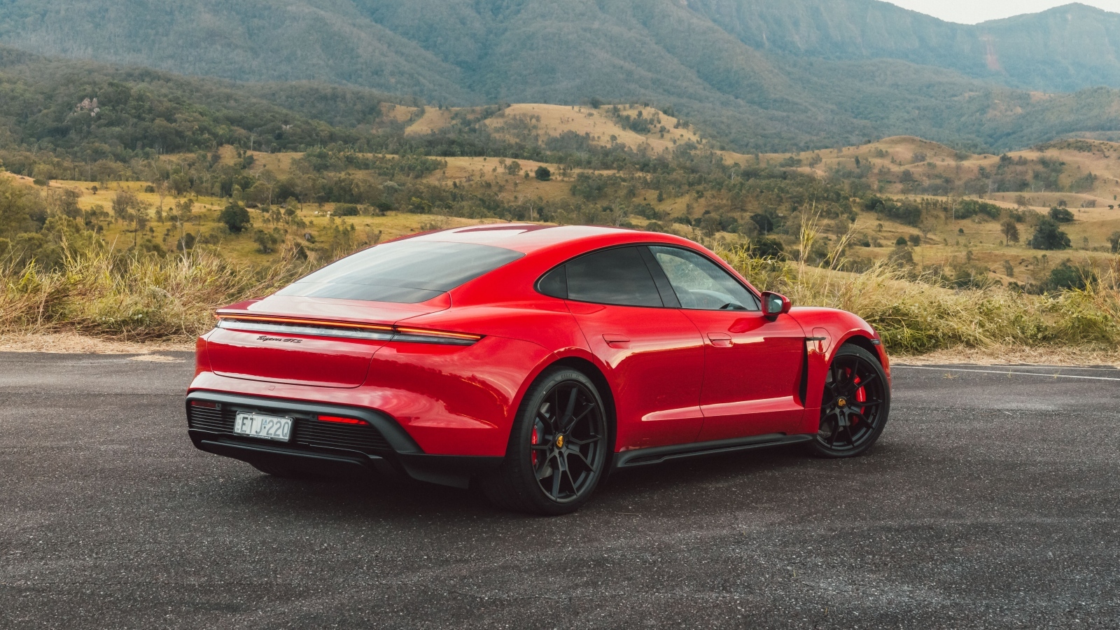 Красный автомобиль Porsche Taycan GTS вид сзади