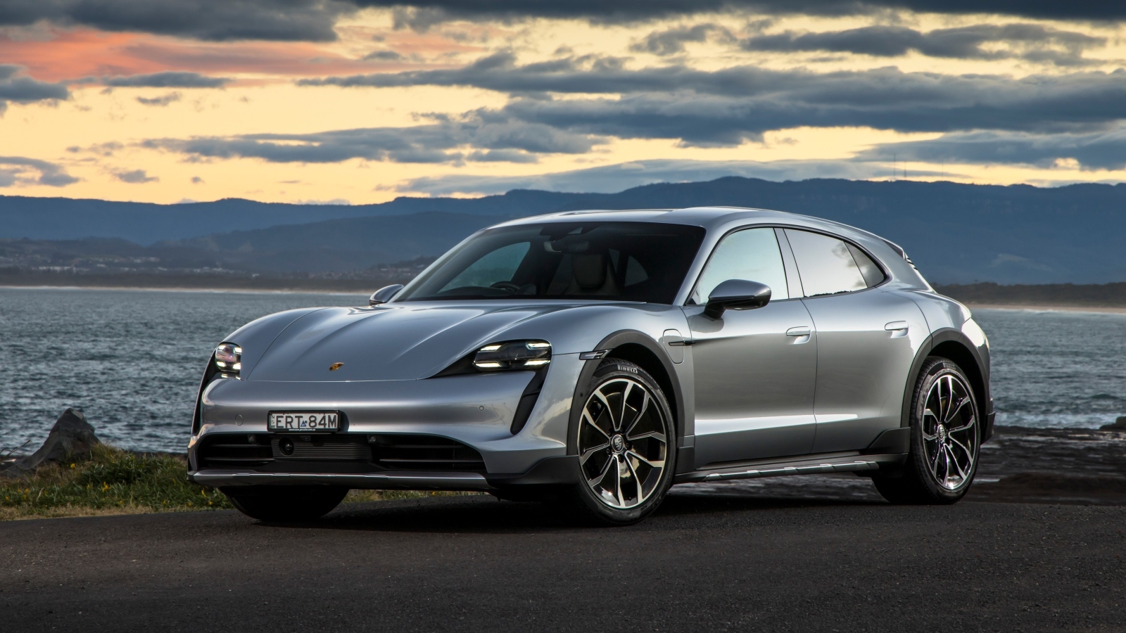 Серебристый Porsche Taycan 4 Cross Turismo у моря
