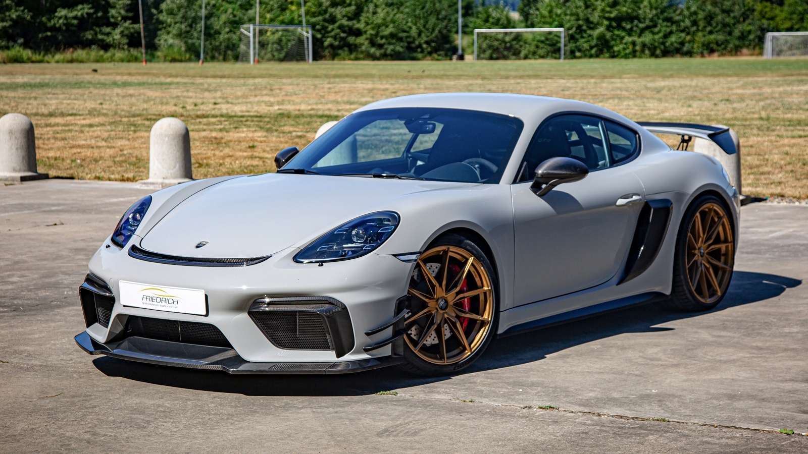 Стильный автомобиль Porsche 718 Cayman GT4