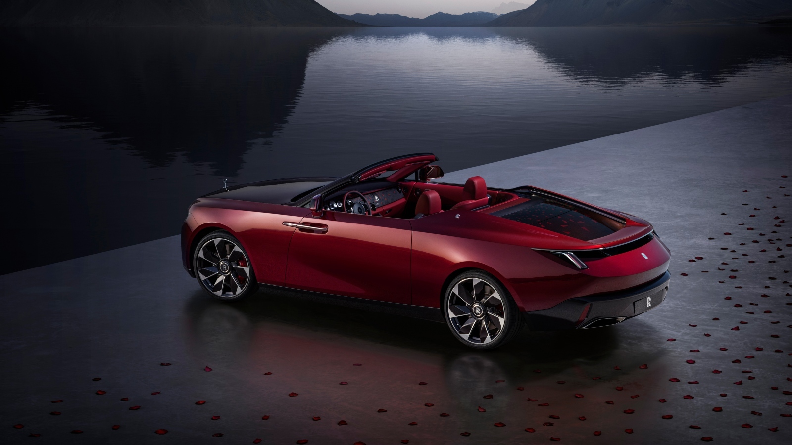 Кабриолет Rolls-Royce La Rose Noire Droptail 2023 года стоит у воды