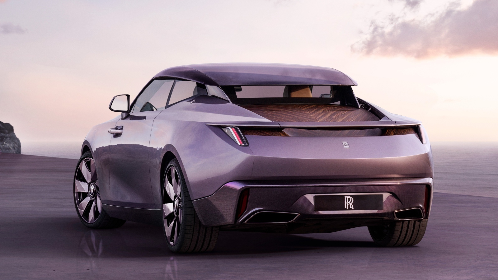 Дорогой Rolls-Royce Amethyst Droptail вид сзади