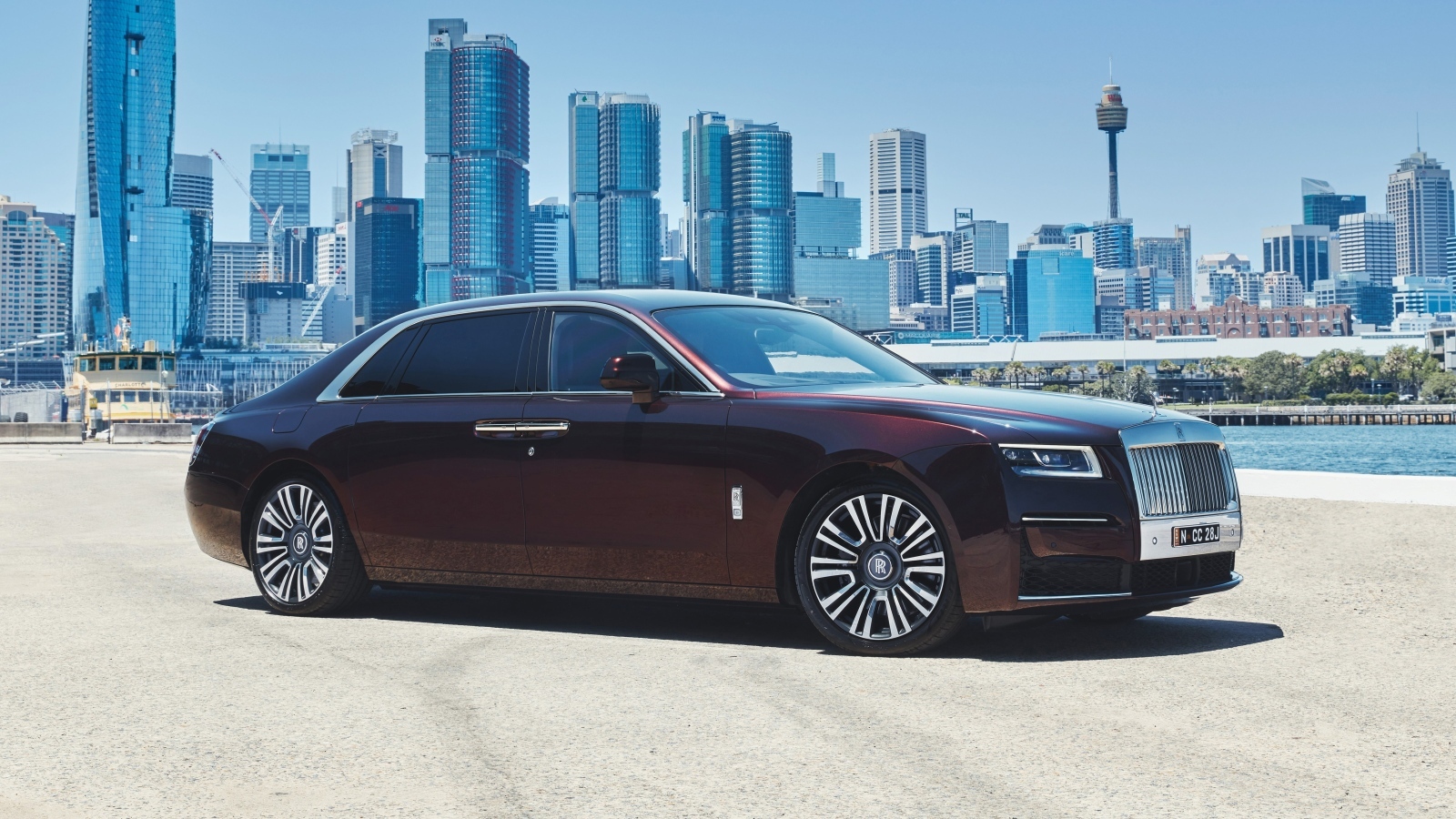 Дорогой автомобиль  Rolls-Royce Ghost на фоне небоскребов