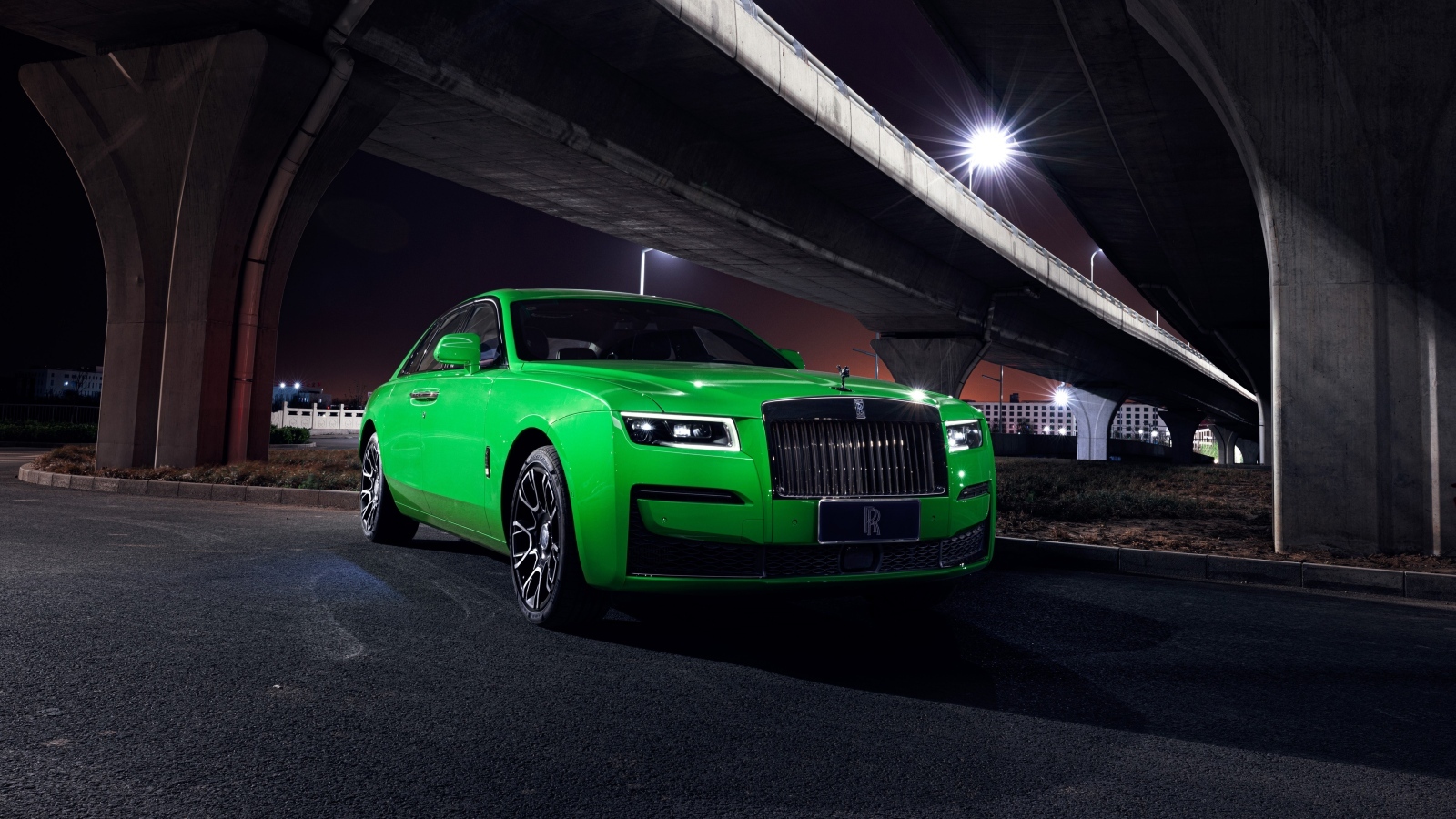 Зеленый автомобиль Rolls-Royce Black Badge Ghost