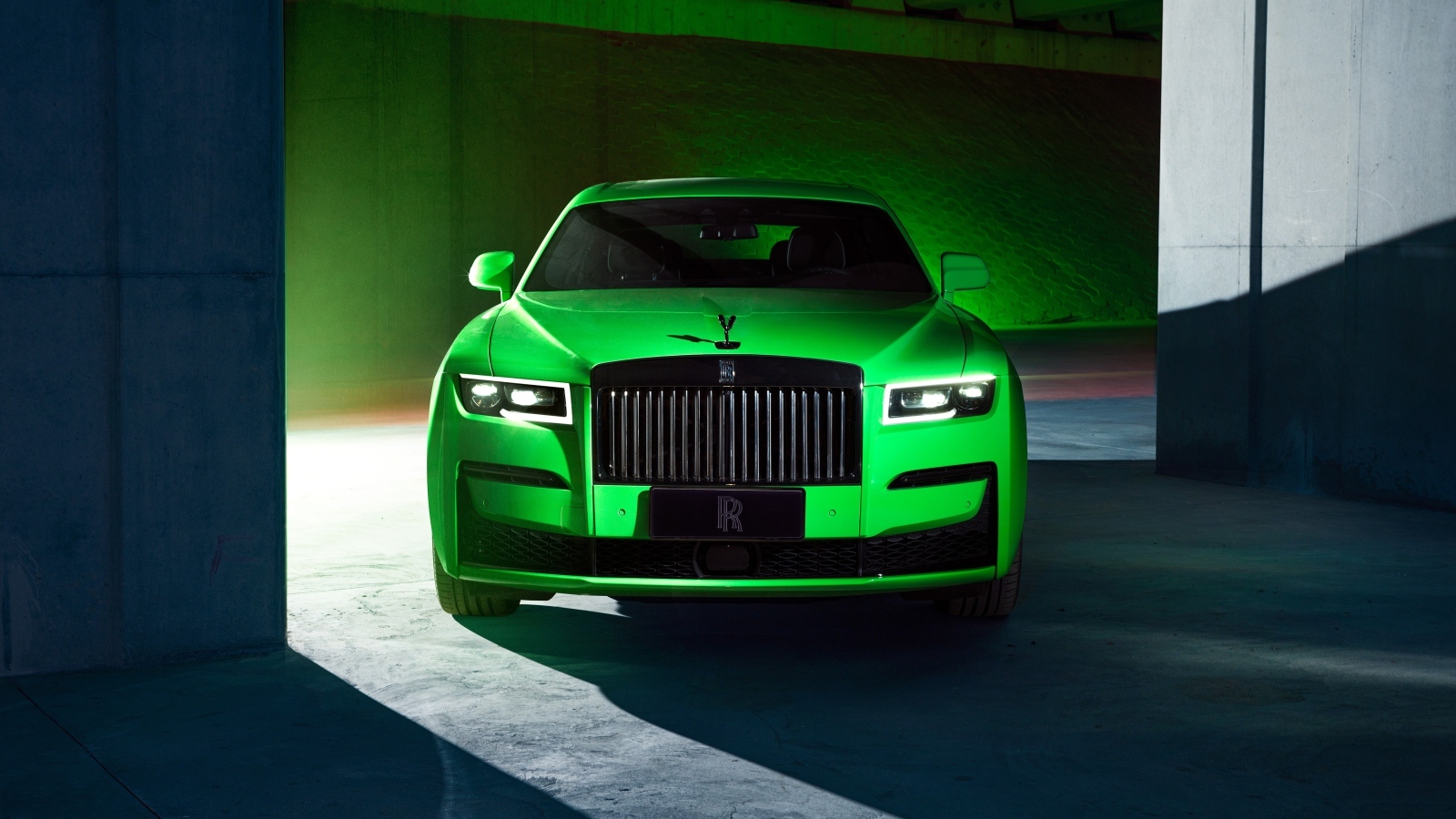 Зеленый автомобиль Rolls-Royce Black Badge Ghost вид спереди