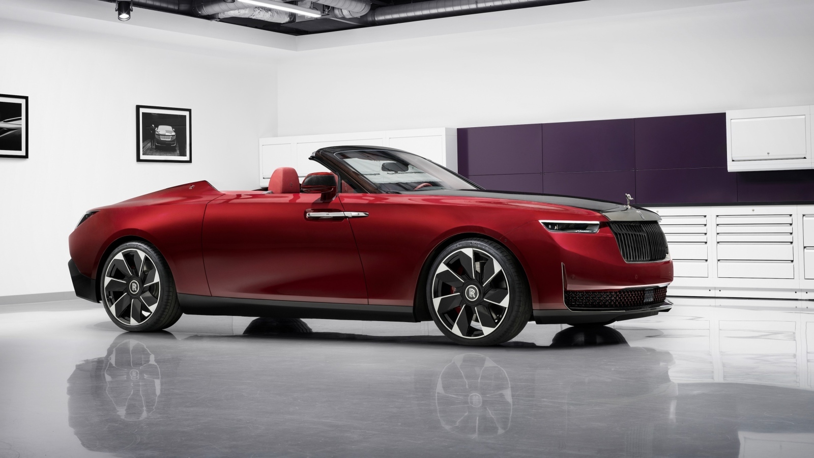 Красный кабриолет Rolls-Royce La Rose Noire Droptail 2023 года в комнате