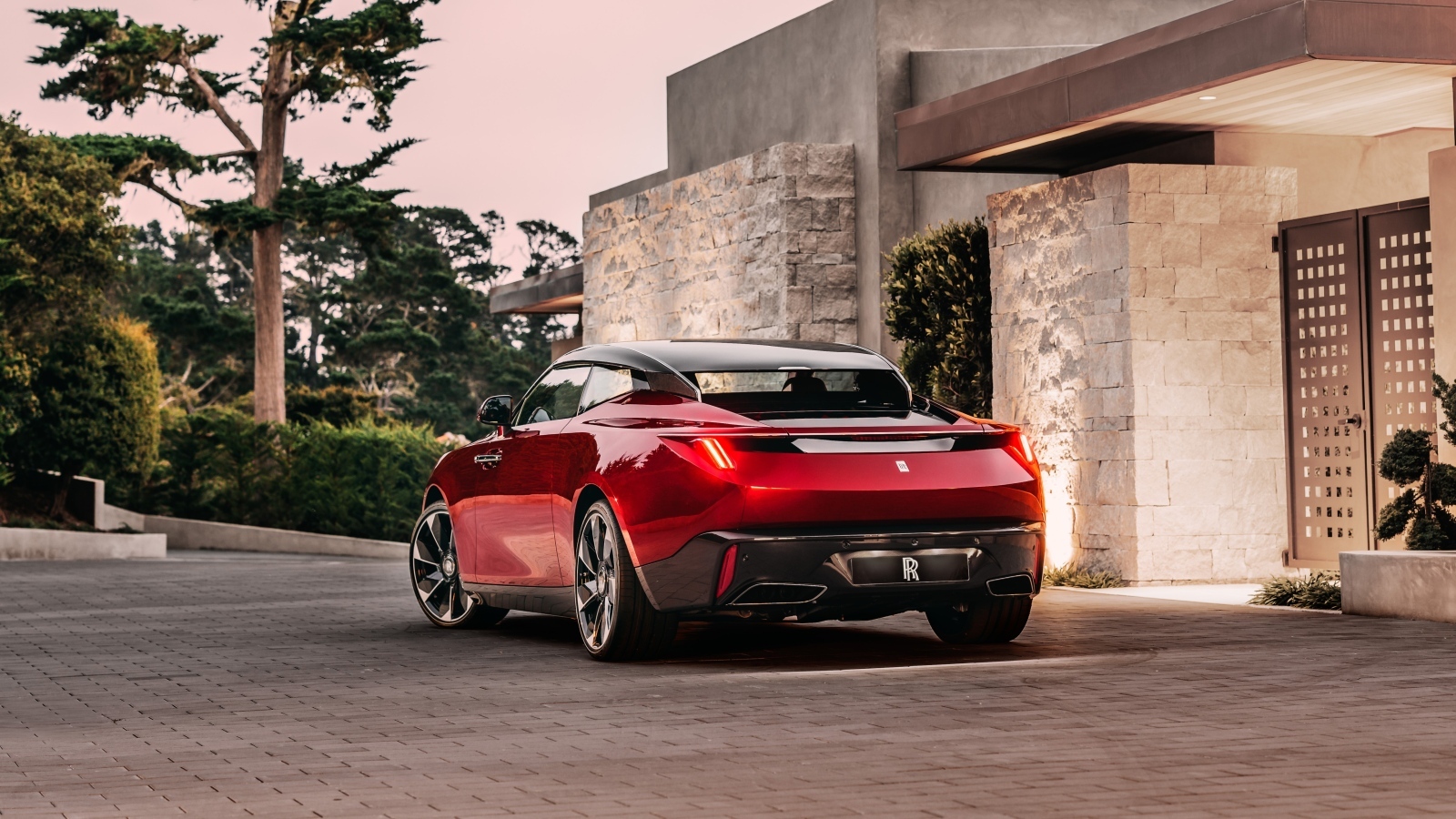 Красный автомобиль Rolls-Royce La Rose Noire Droptail вид сзади