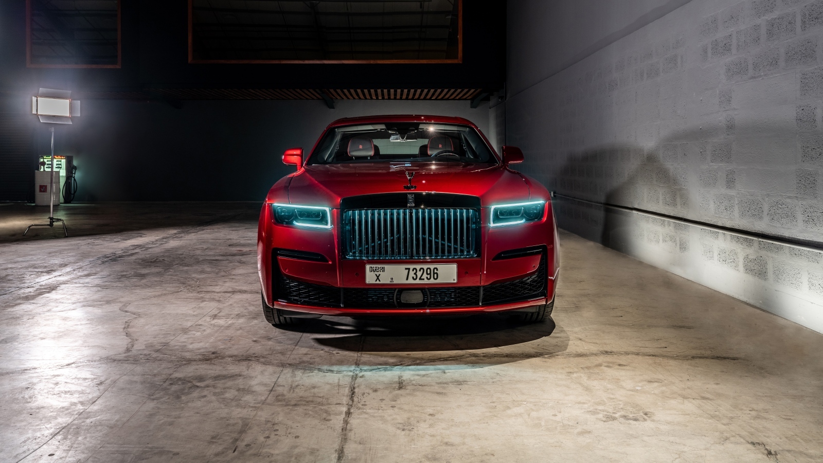 Красный автомобиль Rolls-Royce Black Badge Ghost  в гараже