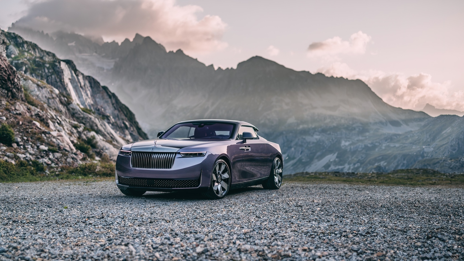 Автомобиль Rolls-Royce Amethyst Droptail 2023 года на фоне гор