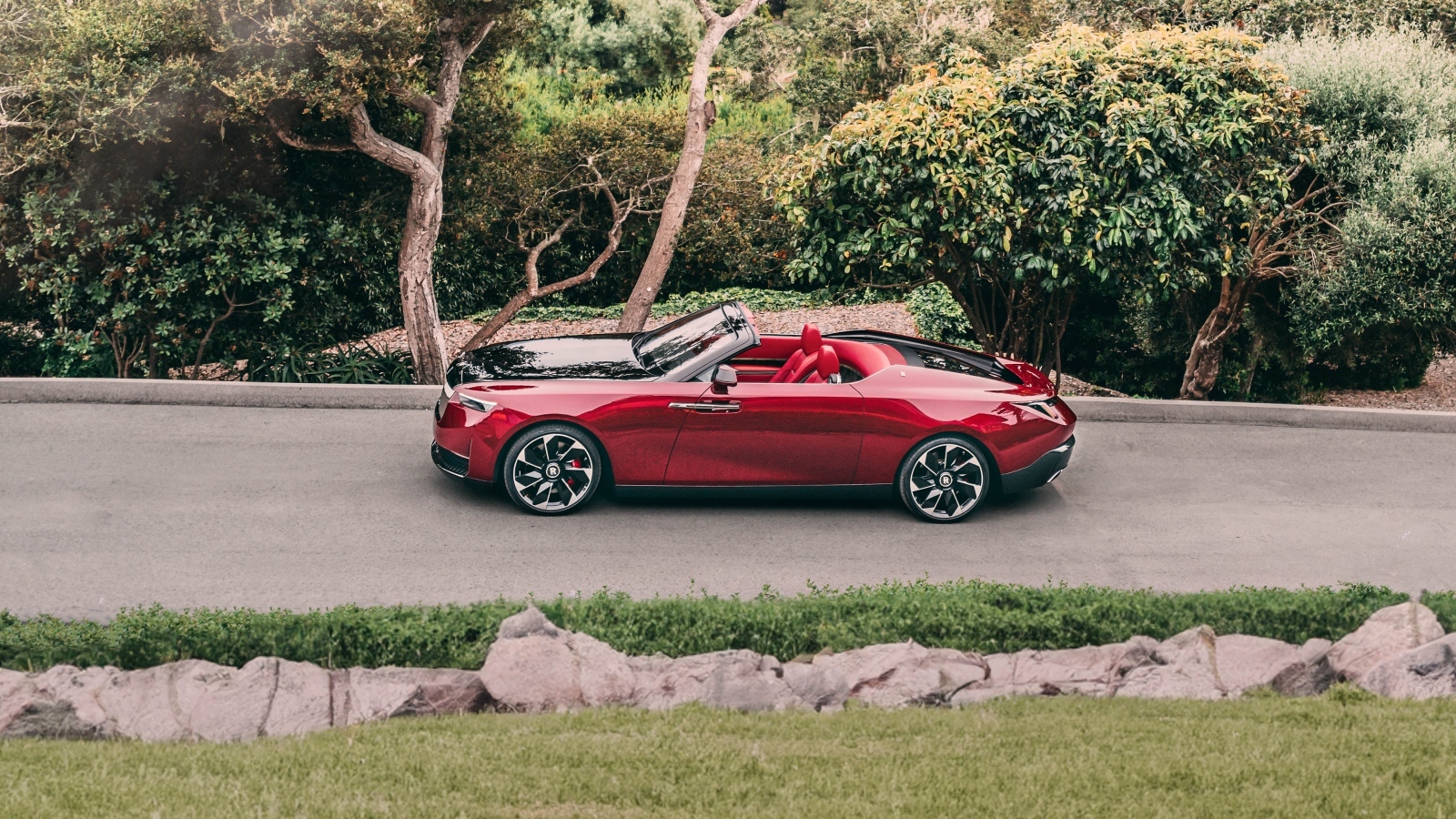 Вид сверху на красный автомобиль Rolls-Royce La Rose Noire Droptail 2023 года