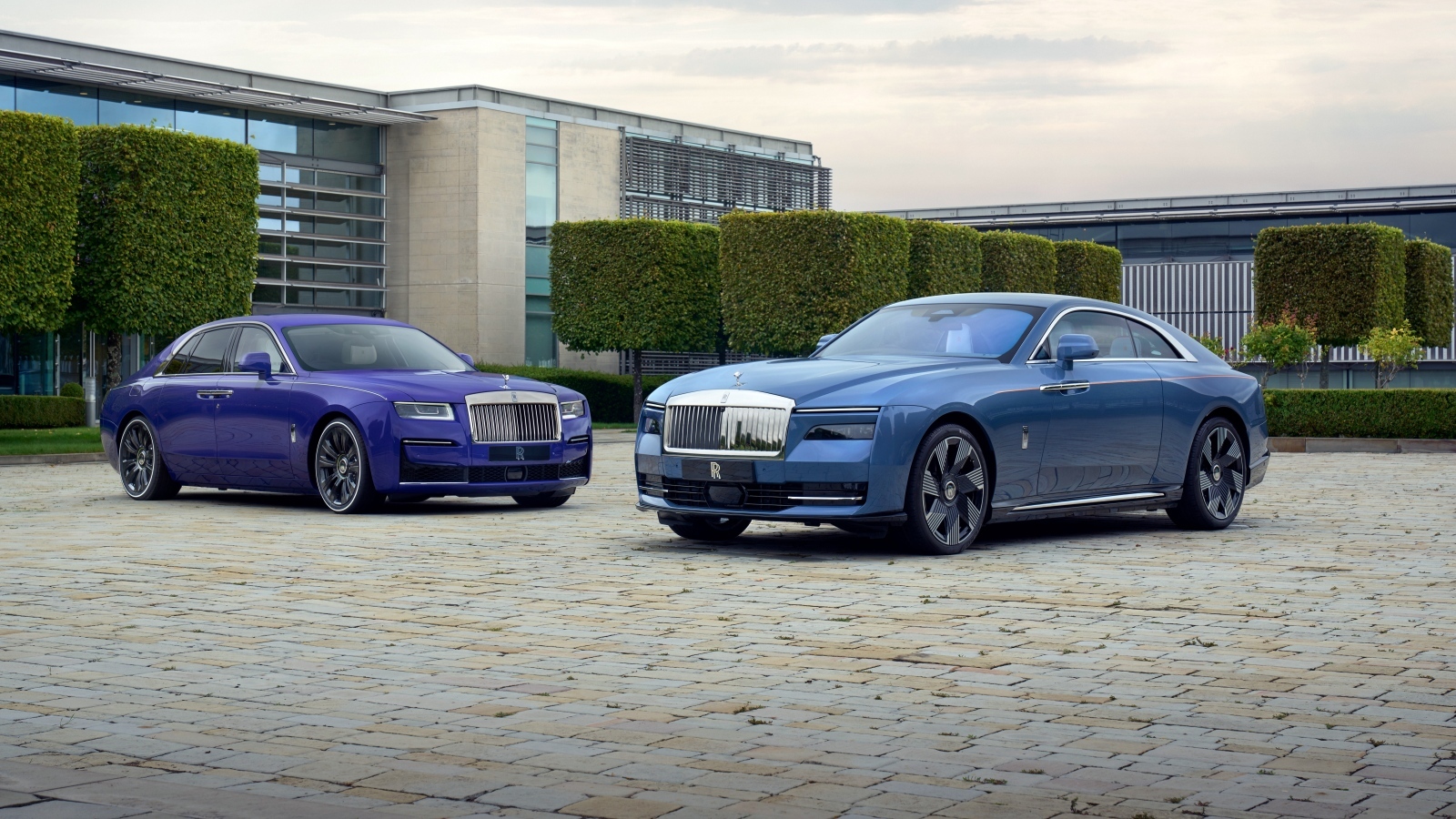 Два стильных дорогих автомобиля Rolls-Royce Spectre и  Rolls-Royce Ghost
