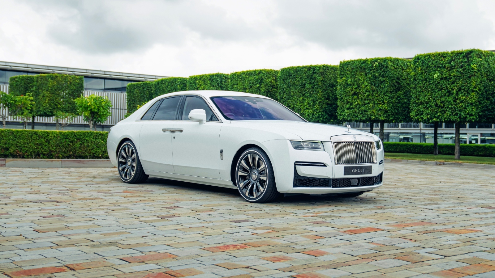 Белый дорогой автомобиль Rolls-Royce Ghost