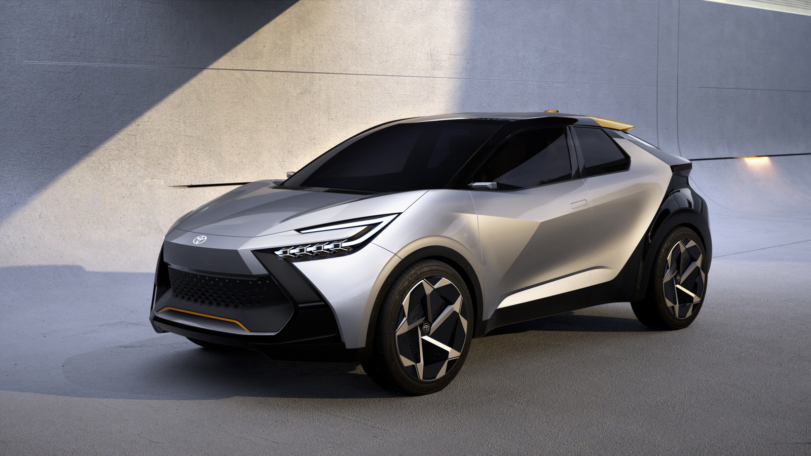 Серебристый автомобиль Toyota C-HR Prologue 2022 года