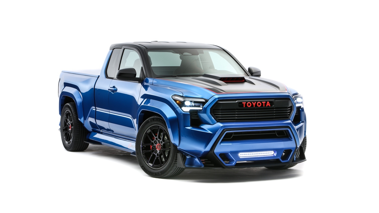 Синий пикап Toyota Tacoma X-Runner  на белом фоне