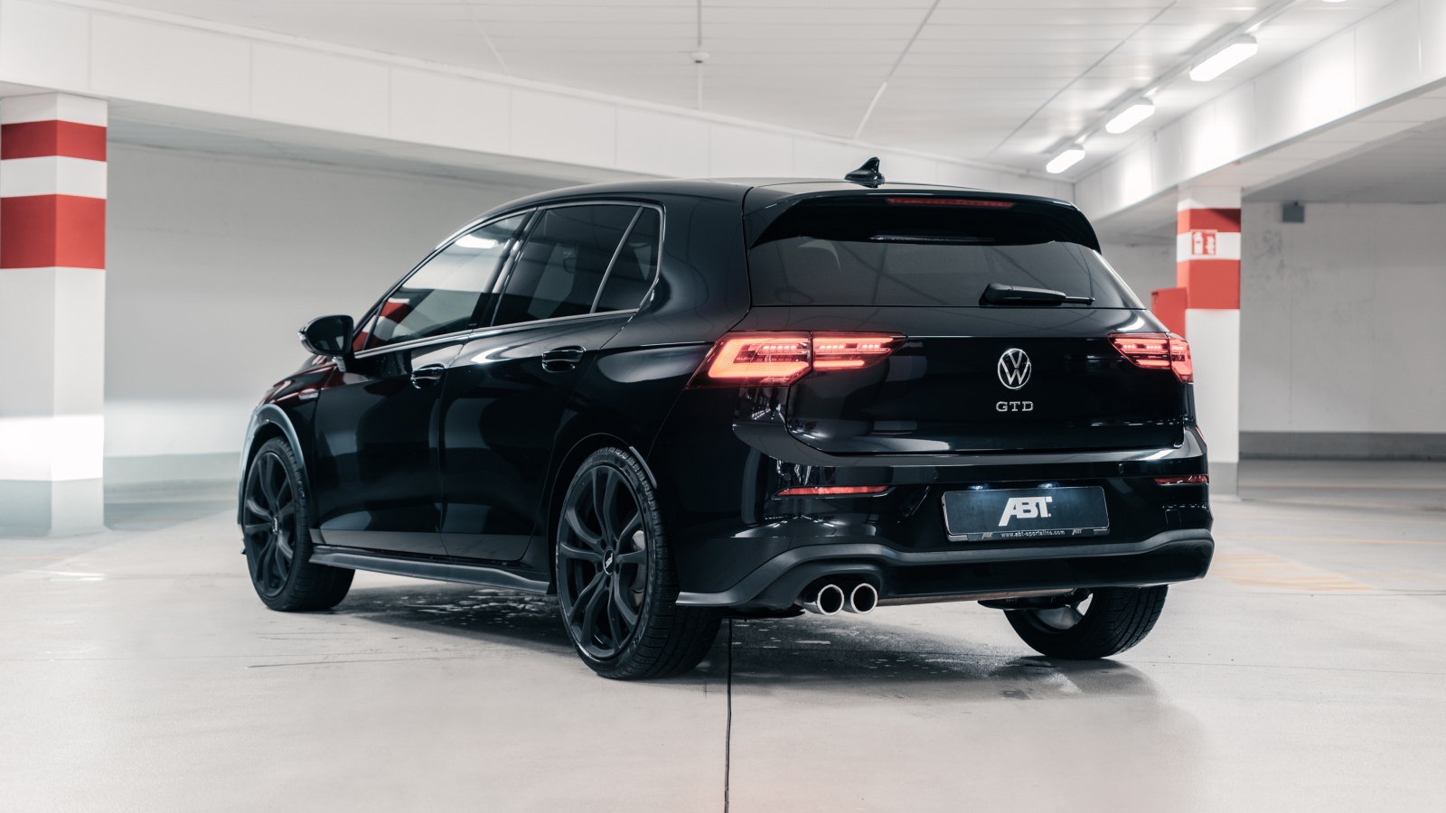 Кроссовер ABT Volkswagen Golf GTD 2021 года вид сзади