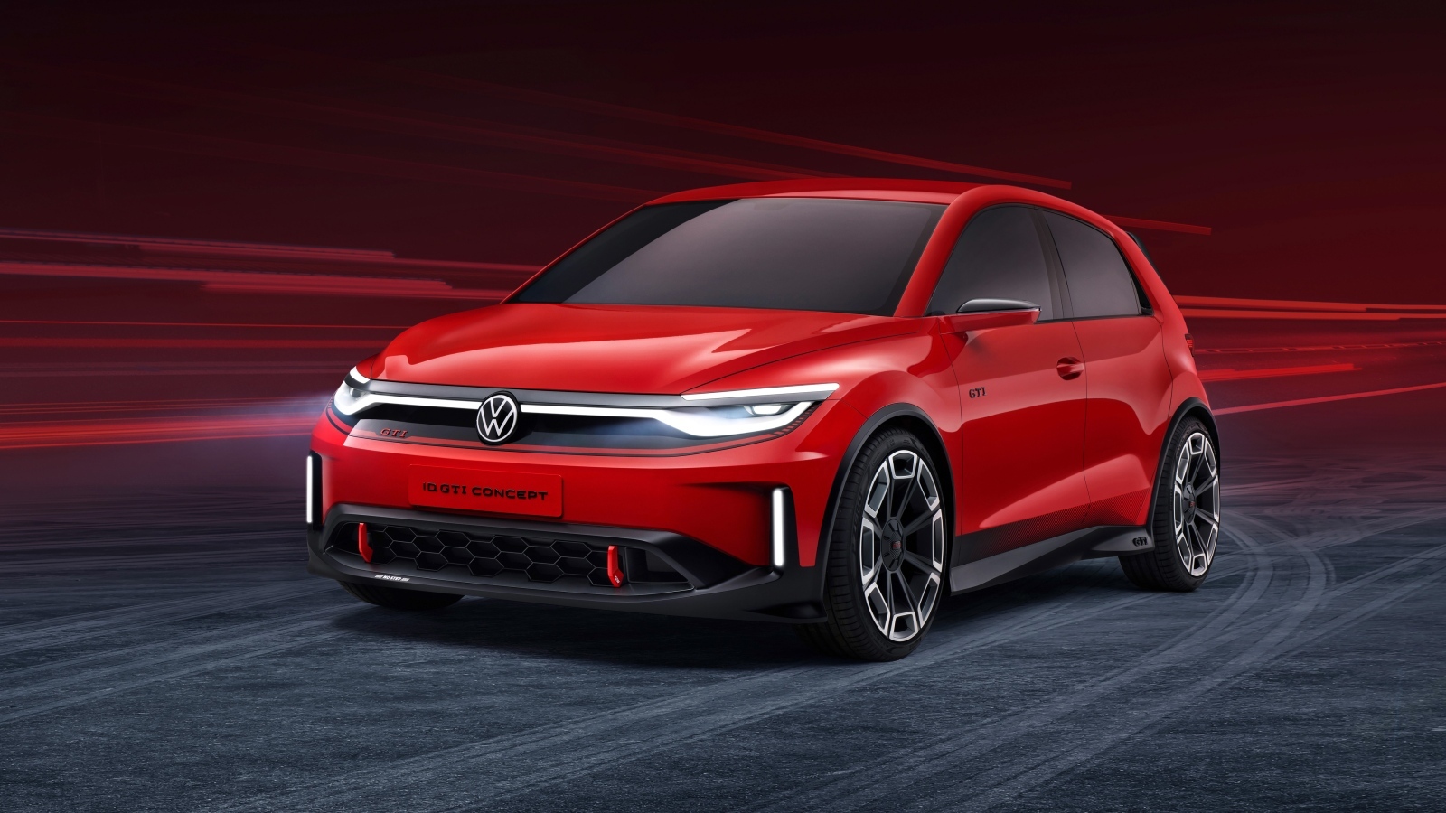 Красный Volkswagen ID. GTI Concept 2023 года с включенными фарами