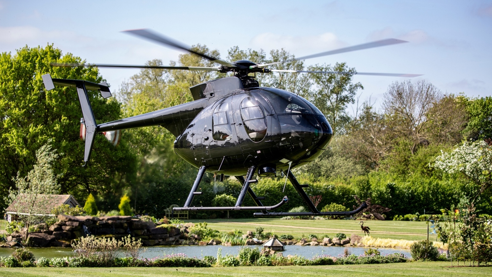 Серый вертолет отрывается от земли