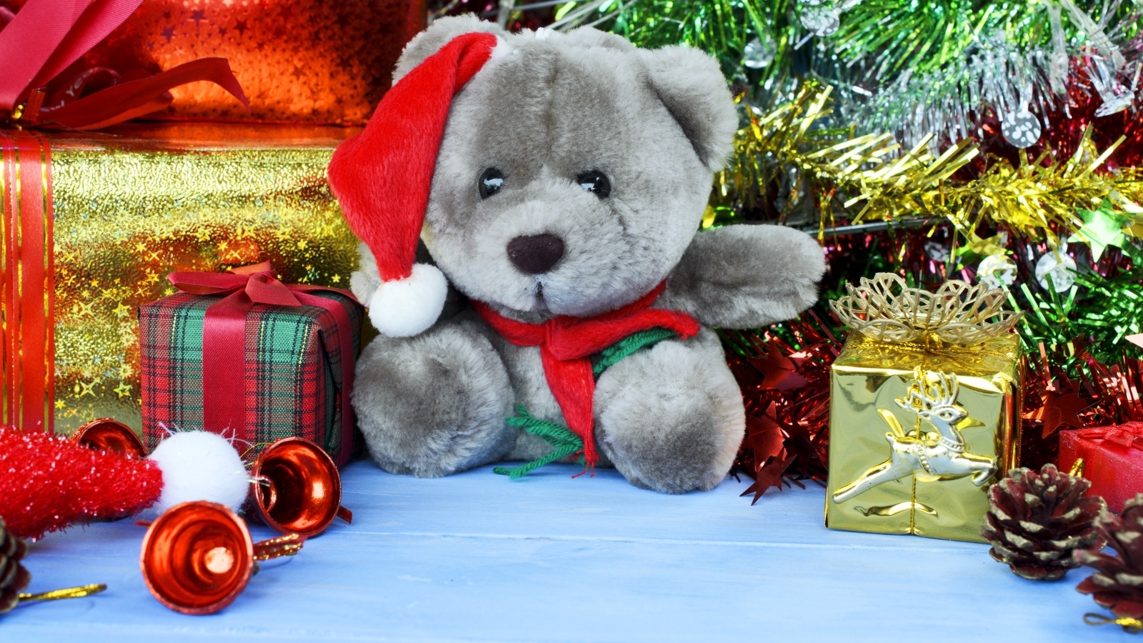 Игрушки и подарки под елью на Рождество