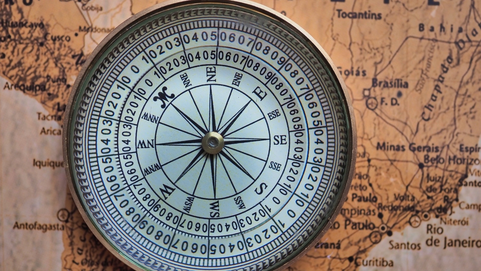 Большой компас лежит на старой карте