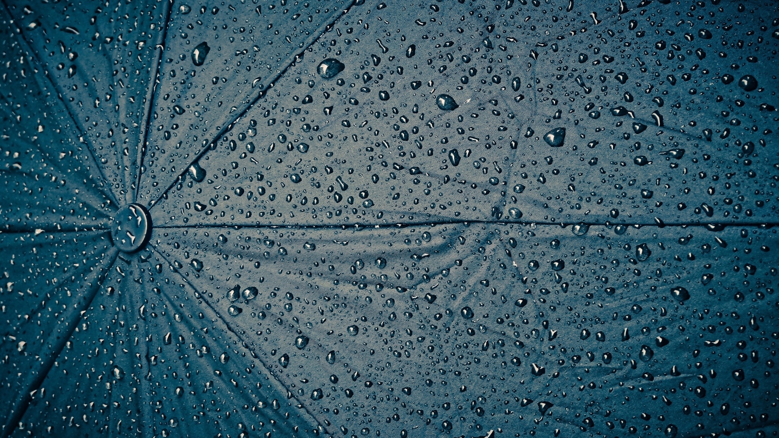 Черный зонт в каплях дождя