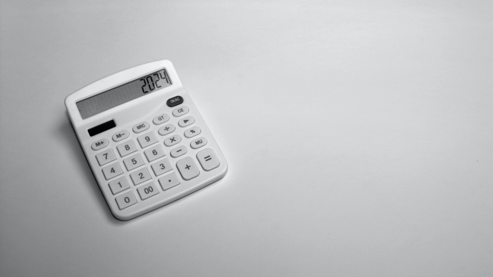 Калькулятор с цифрами 2024 на сером фоне