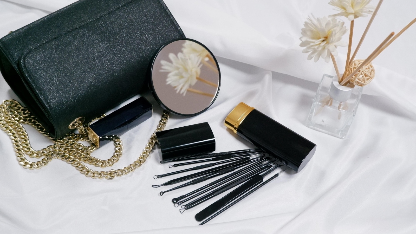 Косметика и сумочка на столе